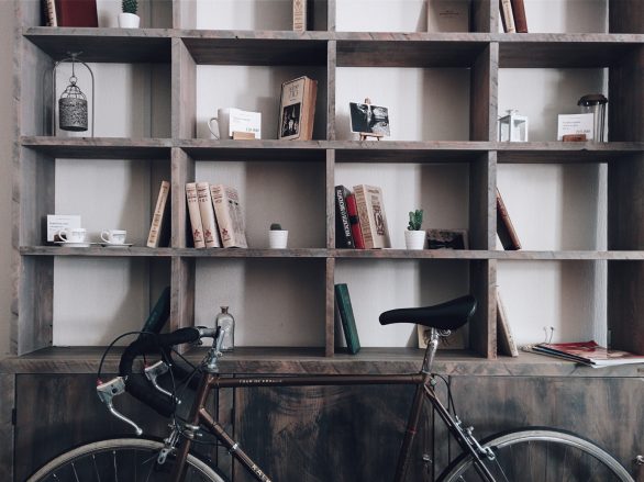 Rennrad vor Bücherregal stehend.