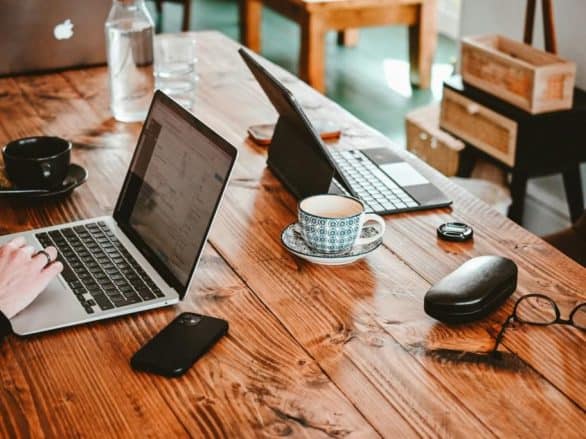 Junge Gründerin arbeitet am Laptop in einem Coworking Space